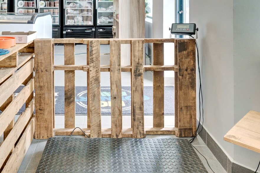 More Photos Of 3145 Dundas St W, Mississauga Storefront Retail Office For Lease