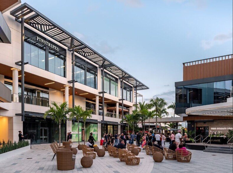 More Photos Of 19505 Biscayne Blvd, Miami General Retail For Lease