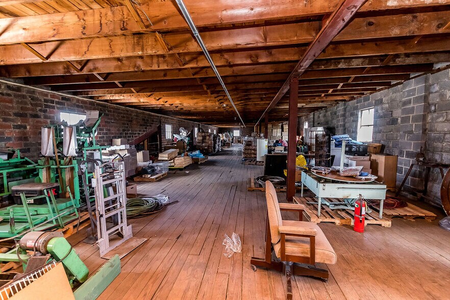 More Photos Of 196 Carlton Dr, Inwood Industrial For Sale