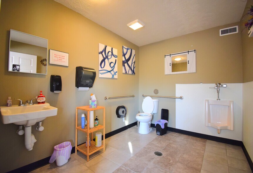 More Photos Of 502 W Franklin St, Sesser Office For Sale