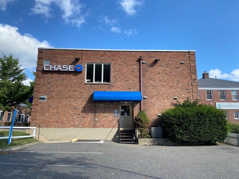 More Photos Of 85 Forest Ave, Locust Valley Office For Lease