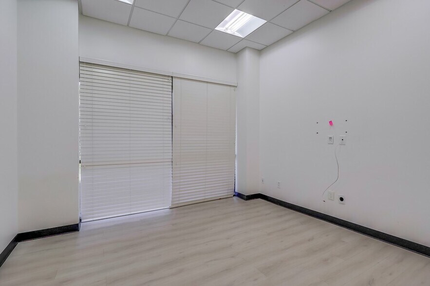 More Photos Of 5947-5951 Variel Ave, Woodland Hills Office For Sale
