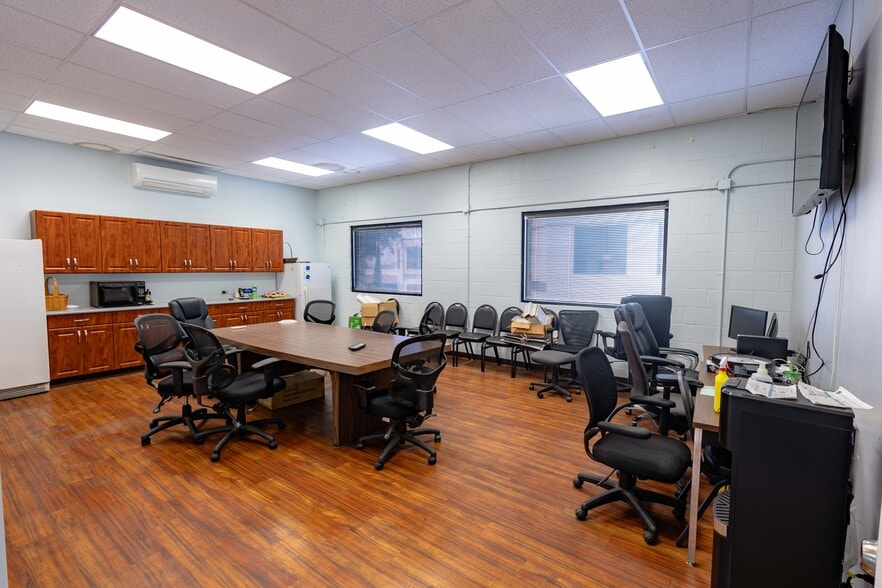 More Photos Of 99-1392 Koaha Pl, Honolulu Warehouse For Sale