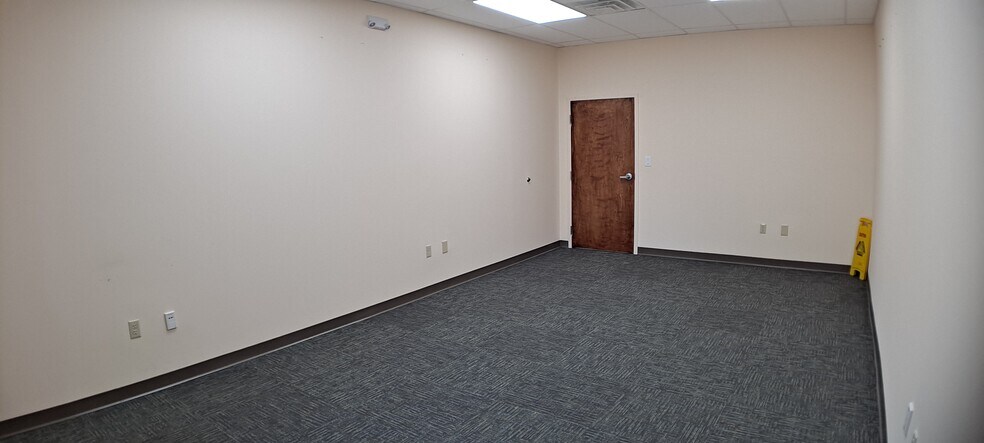 More Photos Of 5000 Park St N, Saint Petersburg Flex For Lease