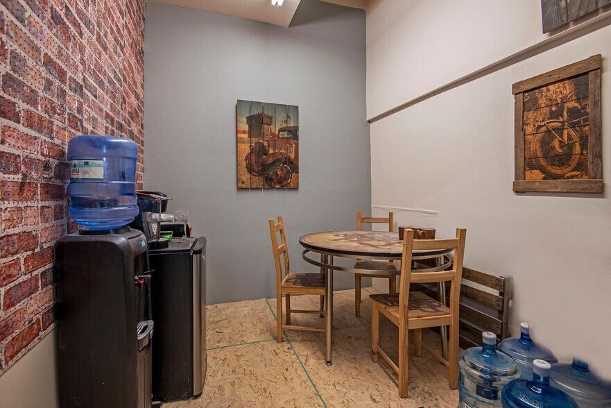 More Photos Of 592 N Sisters Park Ct, Sisters Flex For Sale