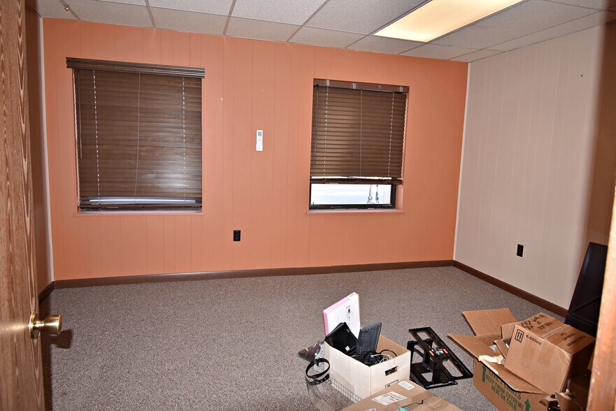 More Photos Of 14 E Charles St, Oelwein Office For Sale