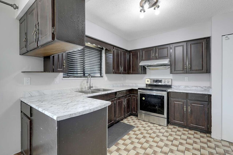 More Photos Of 9509 152 St, Surrey Daycare Center For Lease