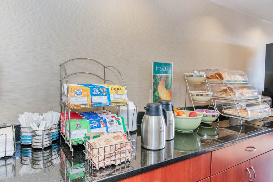 More Photos Of 1304 W Evergreen Dr, Effingham Hotel For Sale