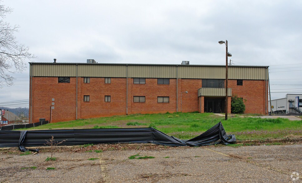 More Photos Of 3190 Pelham Pky, Pelham Warehouse For Lease