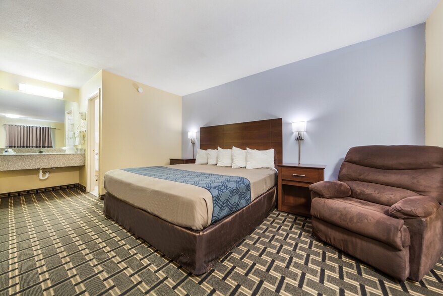 More Photos Of 2801 W O St, Lincoln Hotel For Sale