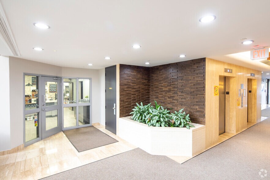 More Photos Of 700 Dorval Dr, Oakville Unknown For Lease