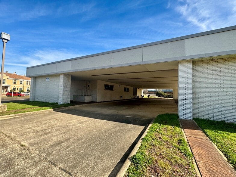 More Photos Of 510 Main St, Texarkana Bank For Sale