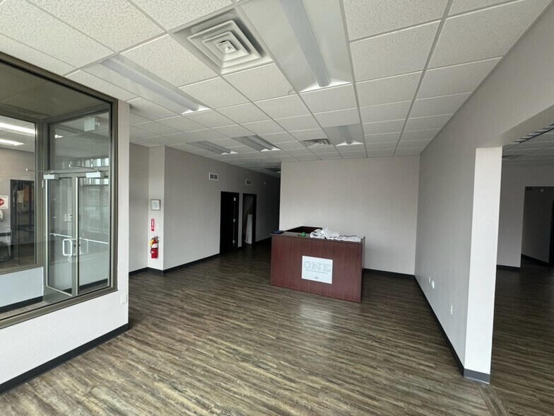 More Photos Of 880 S Oneida St, Menasha Unknown For Lease