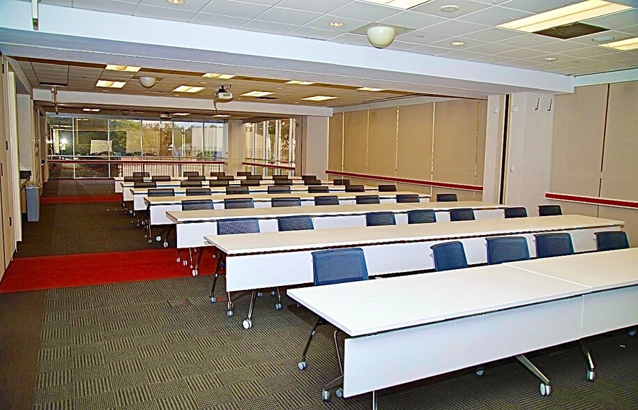 More Photos Of 396 W Greens Rd, Houston Office For Sale