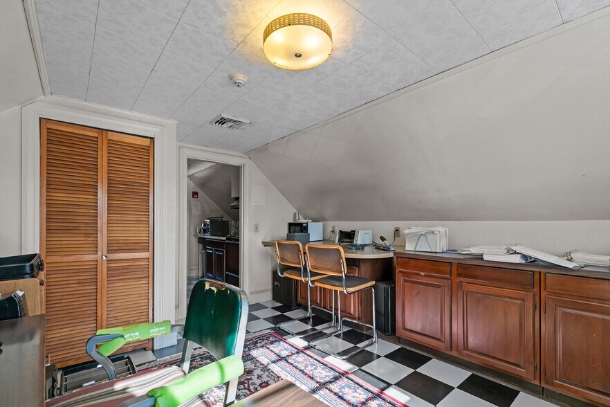 More Photos Of 74 Valley Rd, Middletown Office For Sale