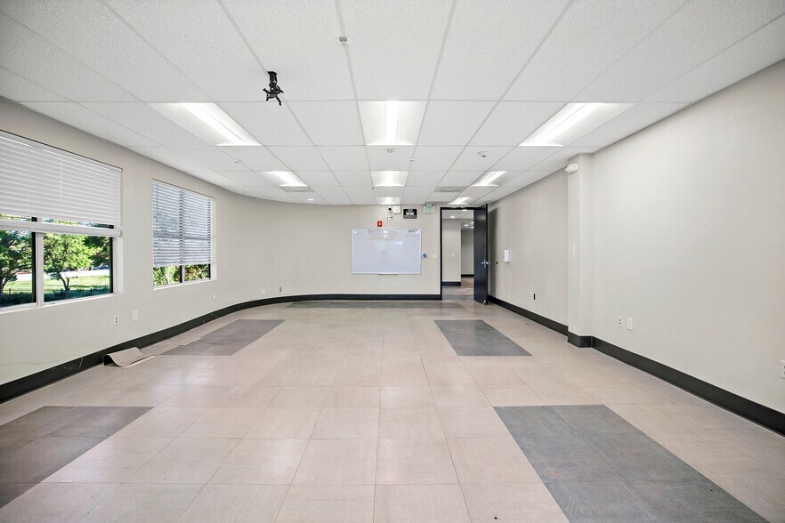 More Photos Of 8338 West Ln, Stockton Office For Sale