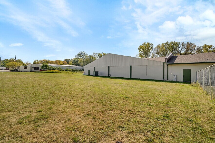 More Photos Of 1220 Richards St, Joliet General Retail For Lease