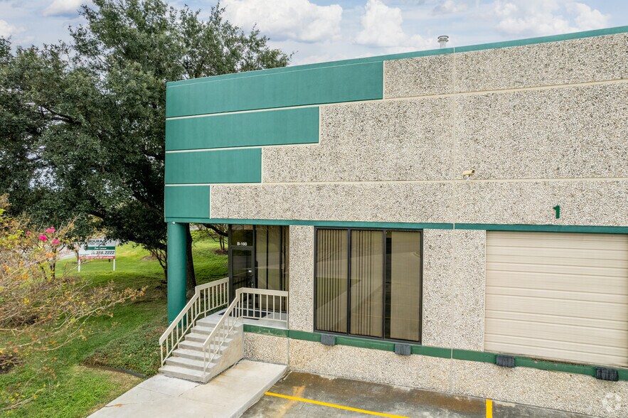 More Photos Of 8555 Loop 410 NE, San Antonio Distribution For Lease