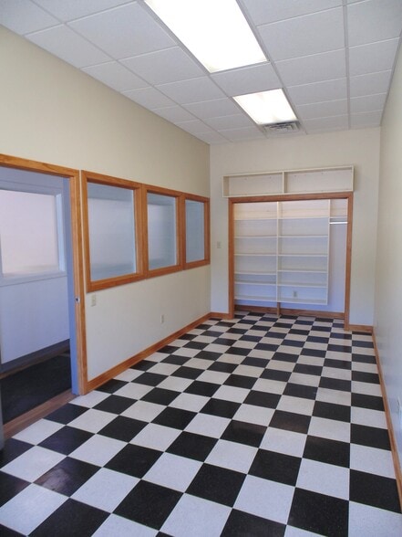 More Photos Of 563 S Lake St, Gary Office For Sale