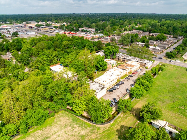 More Photos Of 5924 NW 10th St, Oklahoma City Apartments For Sale