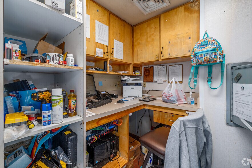 More Photos Of 700 S Kansas Ave, Clinton General Retail For Sale
