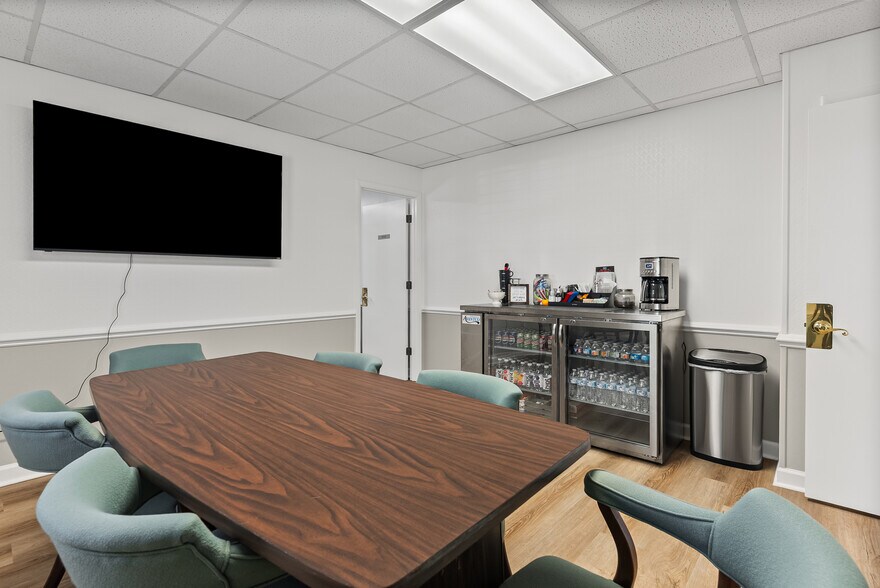 More Photos Of 525 7th St, Altavista Office For Sale