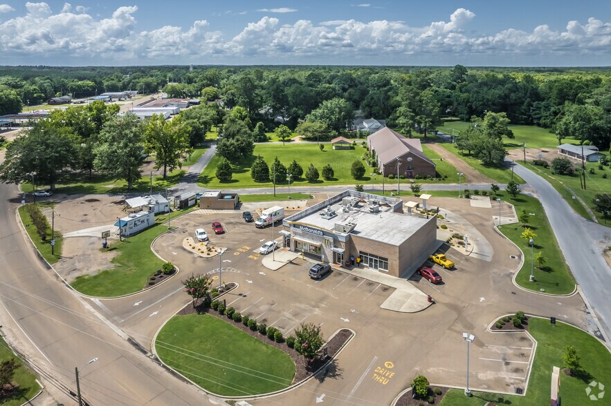 More Photos Of 140 W Broad St, Monticello Storefront For Sale