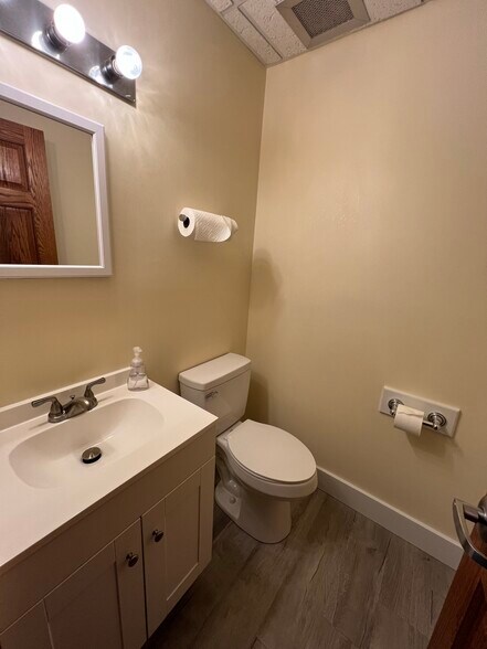 More Photos Of 7655 Five Mile Rd, Cincinnati Medical For Sale