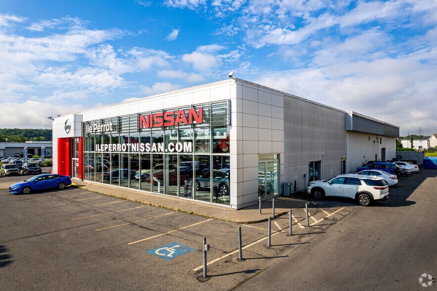 More Photos Of 12 Boul Don-Quichotte, L'Île-Perrot General Retail For Sale