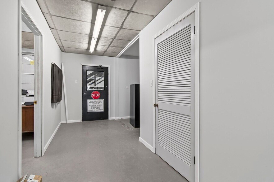 More Photos Of 1117 N Old Route 66, Litchfield General Retail For Sale