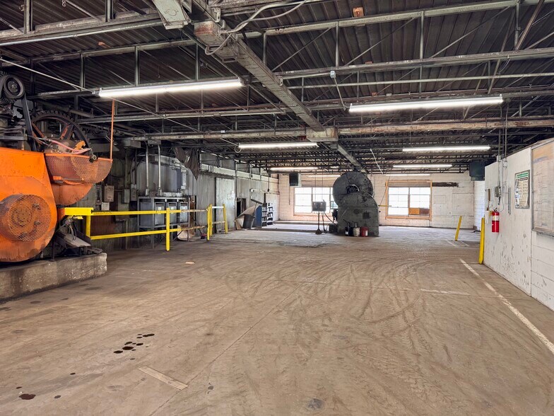 More Photos Of 400 Davis Street, Bushnell Manufacturing For Sale