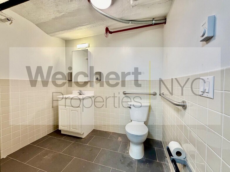 More Photos Of 165 W 80th St, New York Apartments For Lease