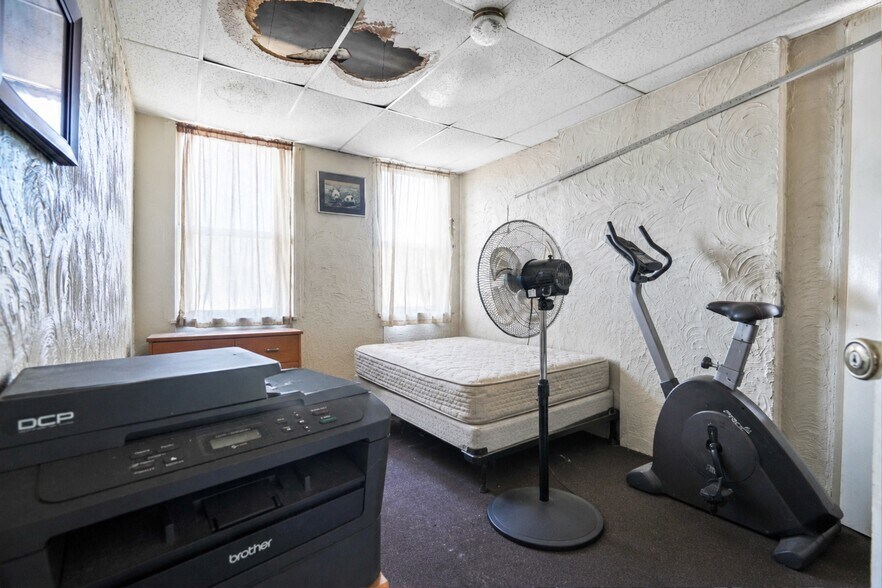 More Photos Of 10617 Jamaica Ave, Richmond Hill General Retail For Sale
