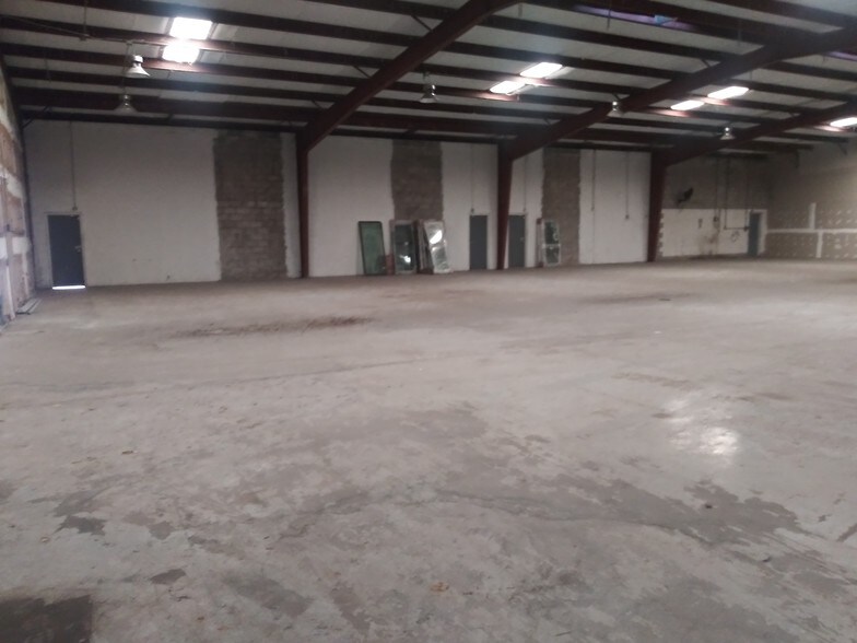 More Photos Of 5017 N Coolidge Dr, Tampa Warehouse For Lease