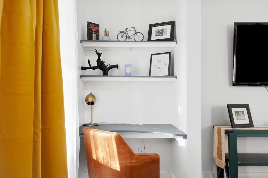 More Photos Of 724 N Cherry St, San Antonio Office For Sale