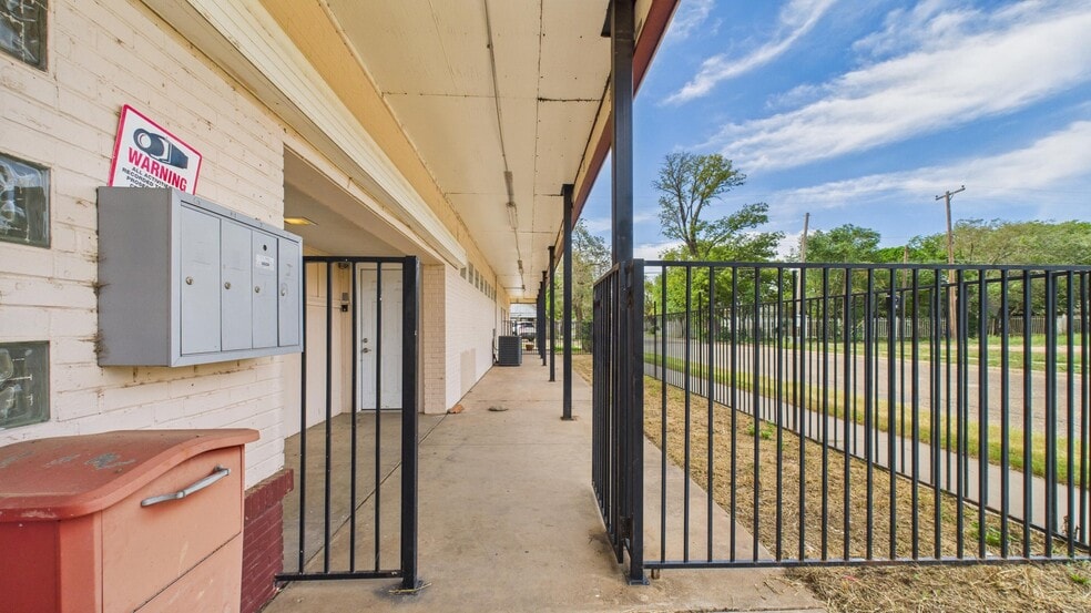 More Photos Of 2123 15th St, Lubbock Apartments For Sale