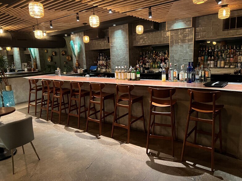 More Photos Of 108-110 W Kinzie St, Chicago Office Residential For Sale