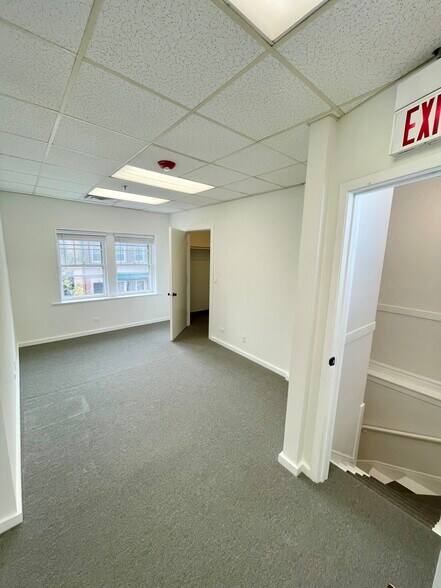 More Photos Of 921 Green Bay Rd, Winnetka Office For Lease