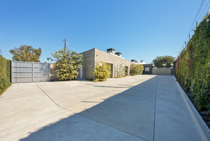 More Photos Of 5142-5148 W Jefferson Blvd, Los Angeles Showroom For Lease