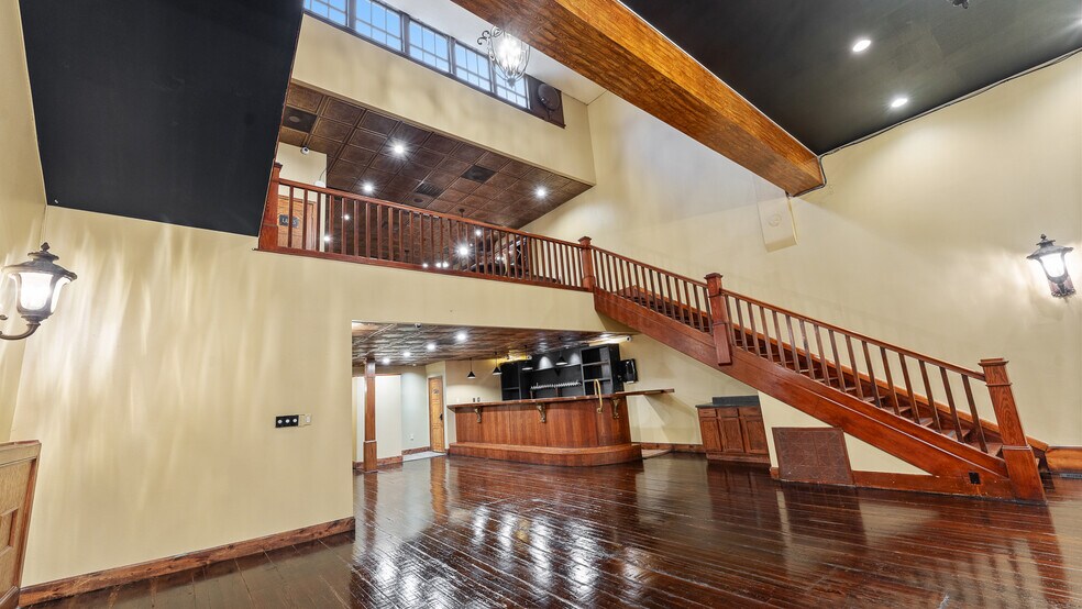 More Photos Of 117 W Walnut St, Rogers Restaurant For Lease