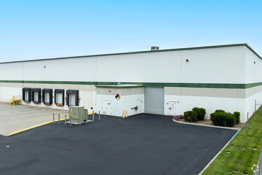 More Photos Of 3311-3443 E Central Ave, Fresno Distribution For Lease