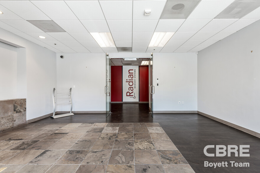 More Photos Of 26025 Mureau Rd, Calabasas Office For Sale