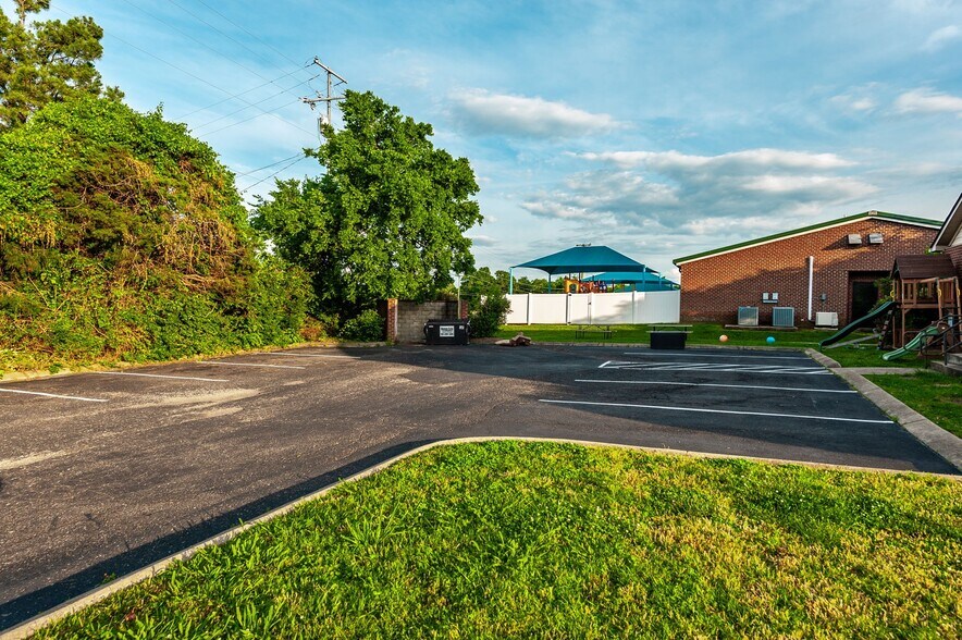 More Photos Of 20 Executive Park Dr, Hendersonville Loft Creative Space For Sale