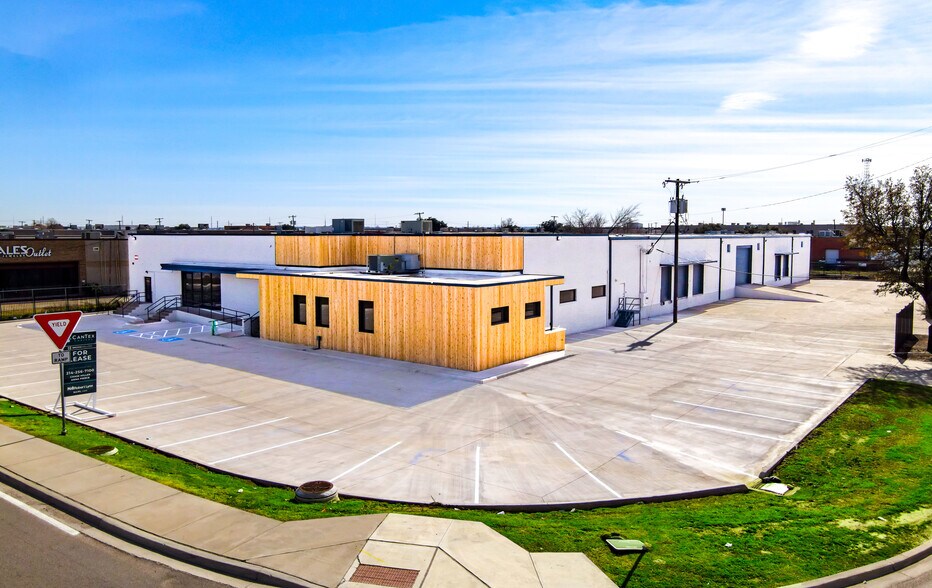 Primary Photo Of 8811 John W Carpenter Fwy, Dallas Warehouse For Lease