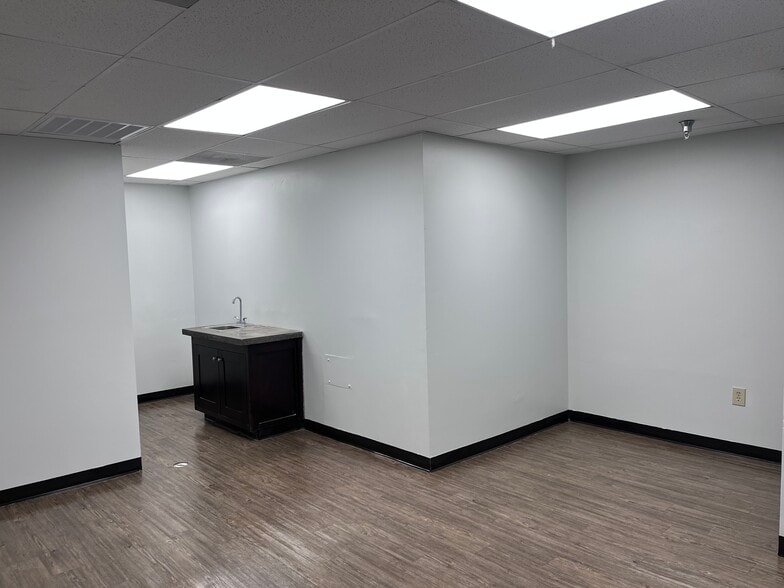 More Photos Of 3032-3090 44th Ave N, Saint Petersburg Warehouse For Lease