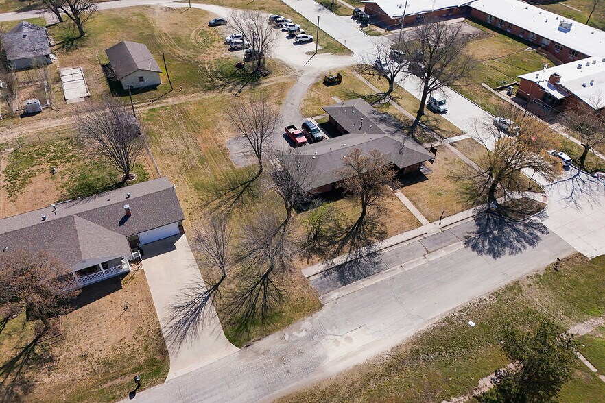 More Photos Of 504 N Poplar St, Peabody Medical For Sale