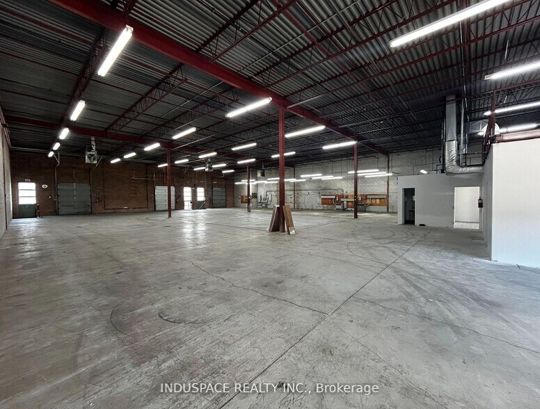 More Photos Of 2400 Lucknow Dr, Mississauga Light Distribution For Lease