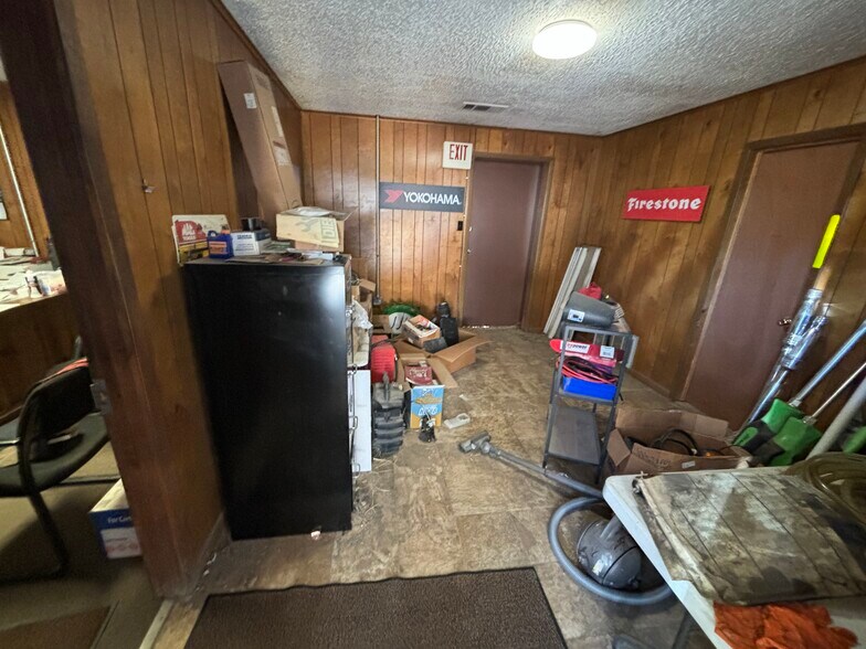 More Photos Of 207 Samuel Dr, Weatherford Warehouse For Lease