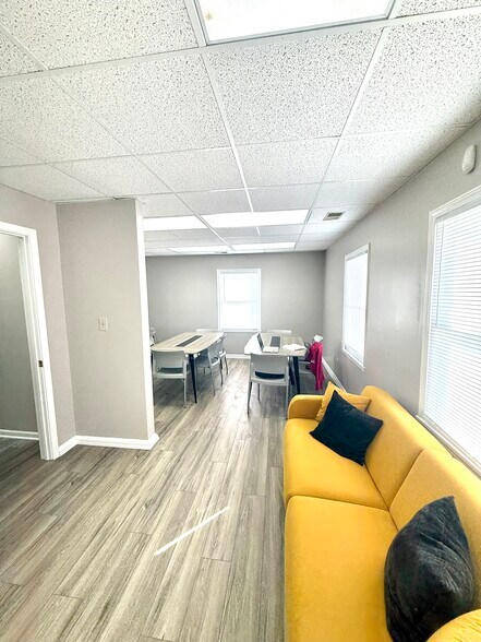 More Photos Of 1026 N Mitthoeffer Rd, Indianapolis Office For Sale