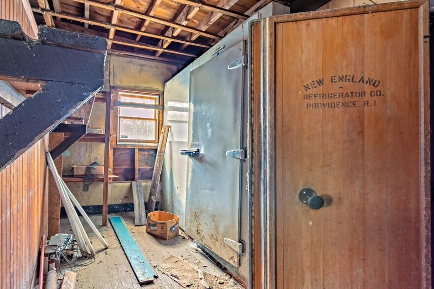 More Photos Of 164 S Main St, Brooklyn Storefront For Lease